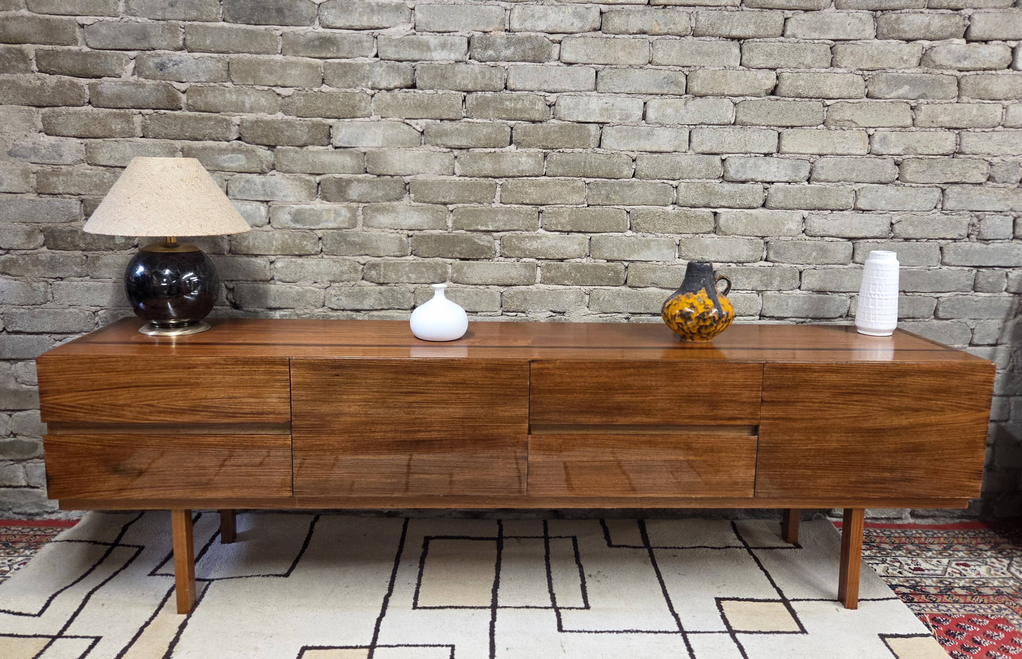 Vintage Scandinavian lowboard in teak – Minimalist sideboard from the 60s/70s.