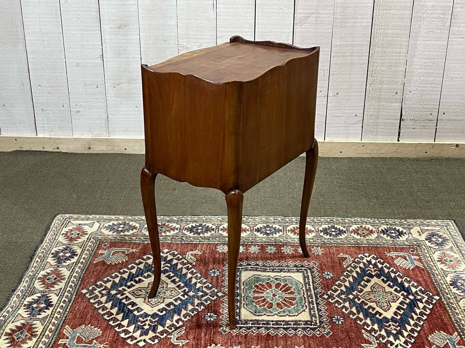 Table de nuit en merisier de style Louis XV des années 50