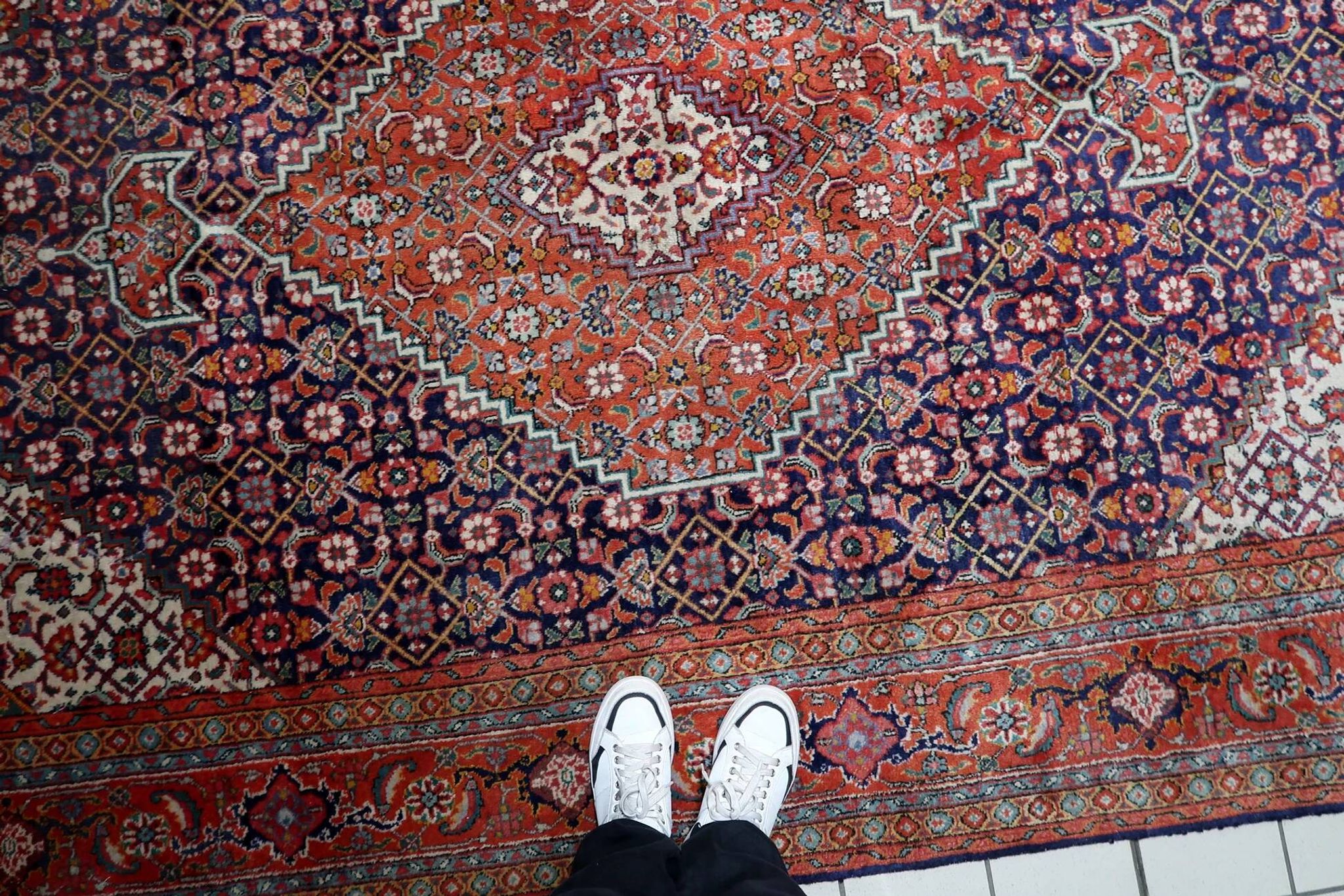 Tapis médaillon en laine vintage des années 1940, rouge et marine, 206 × 320 cm