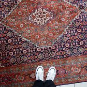 Tapis médaillon en laine vintage des années 1940, rouge et marine, 206 × 320 cm