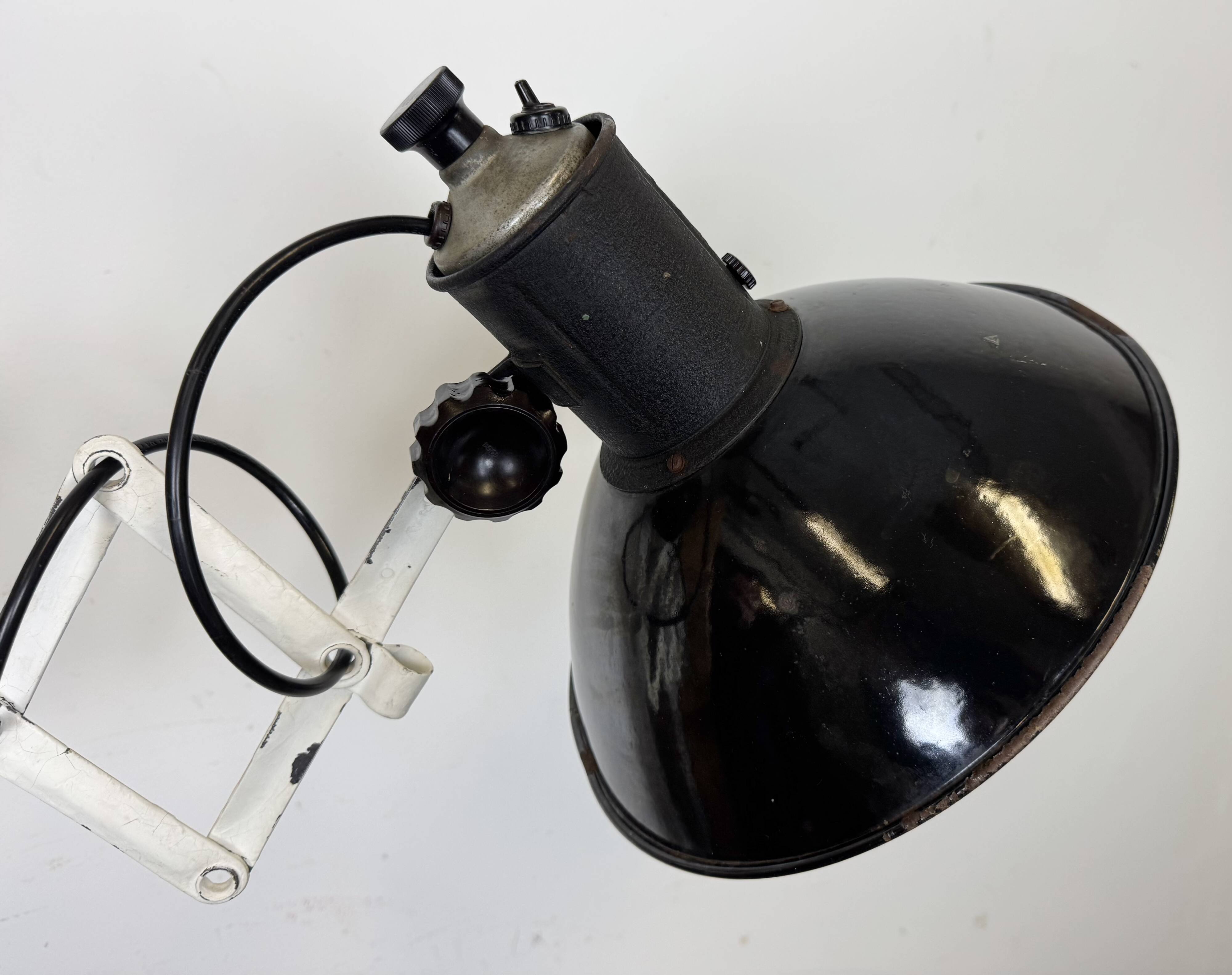 Lampe murale à ciseaux en émail noir industriel, années 1950