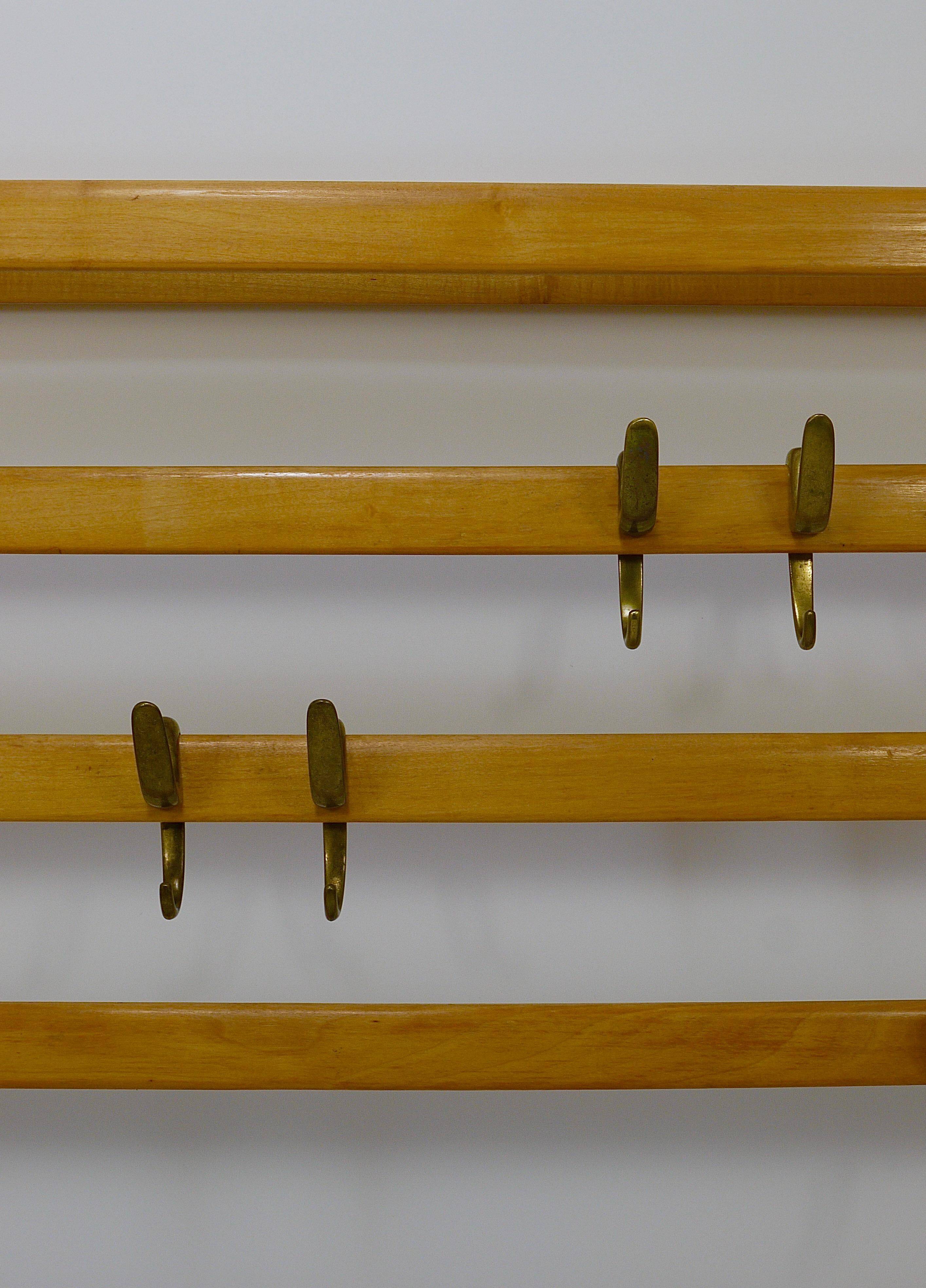 Grand coat rack Auböck Carl Mid-Century in beech with 8 brass hooks, 1950s.