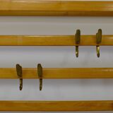 Grand coat rack Auböck Carl Mid-Century in beech with 8 brass hooks, 1950s.