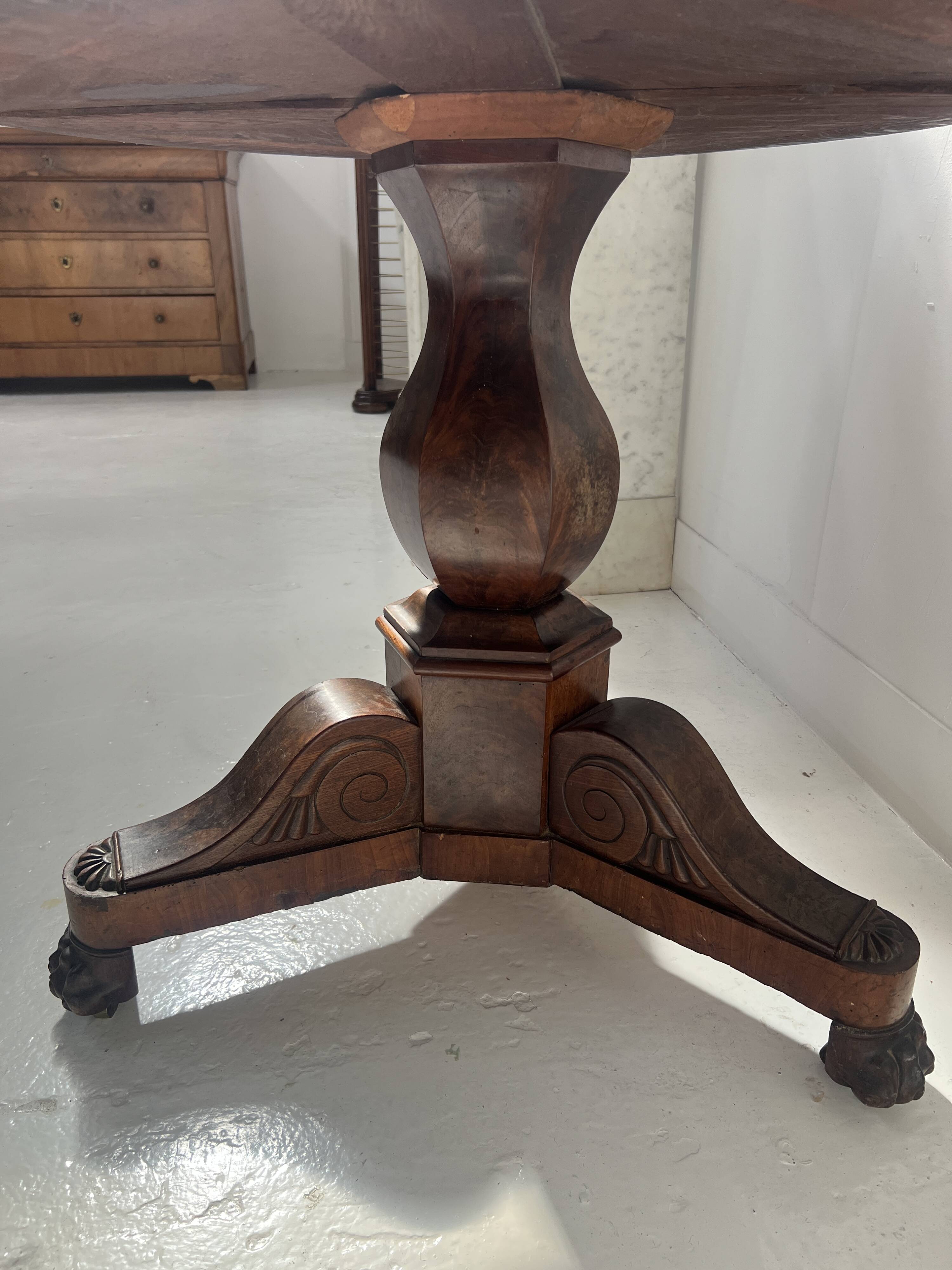 Empire-style mahogany and veneer guéridon, 19th century.