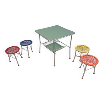 Table pour enfants des années 60 avec 4 chaises pliantes colorées – Ensemble de meubles pour enfants vintage