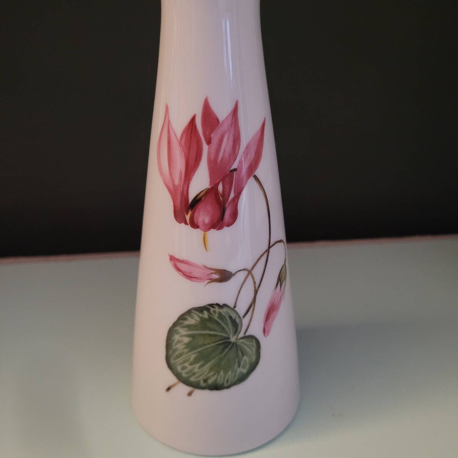 Vase en porcelaine Floss Bavaria, décor floral cyclamen – Allemagne, a