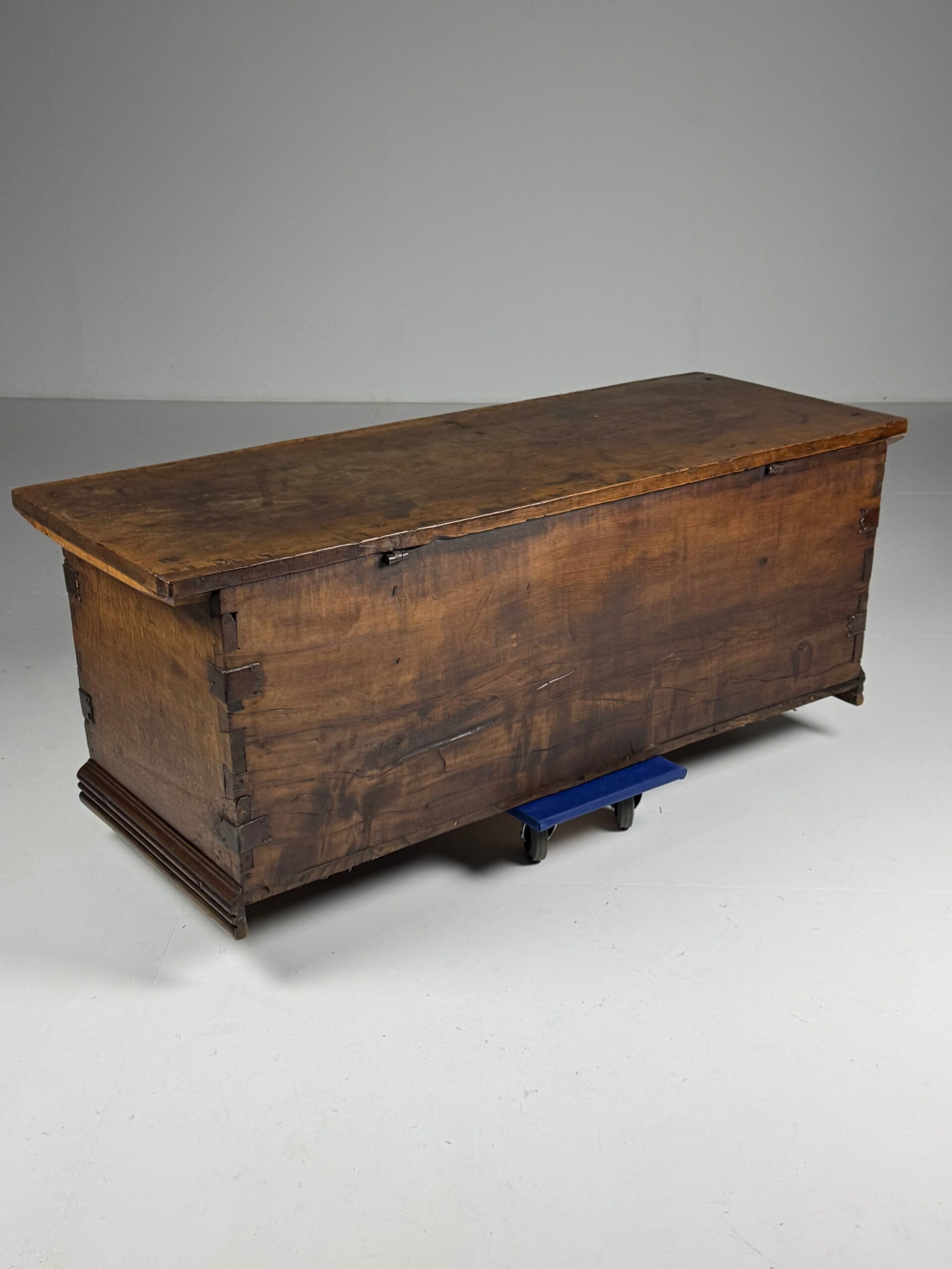Grand coffre espagnol du XVIIIe siècle