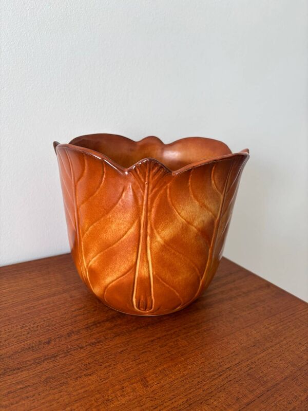 Cache-pot artisanal vintage en céramique formant une fleur