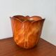 Cache-pot artisanal vintage en céramique formant une fleur