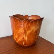 Cache-pot artisanal vintage en céramique formant une fleur