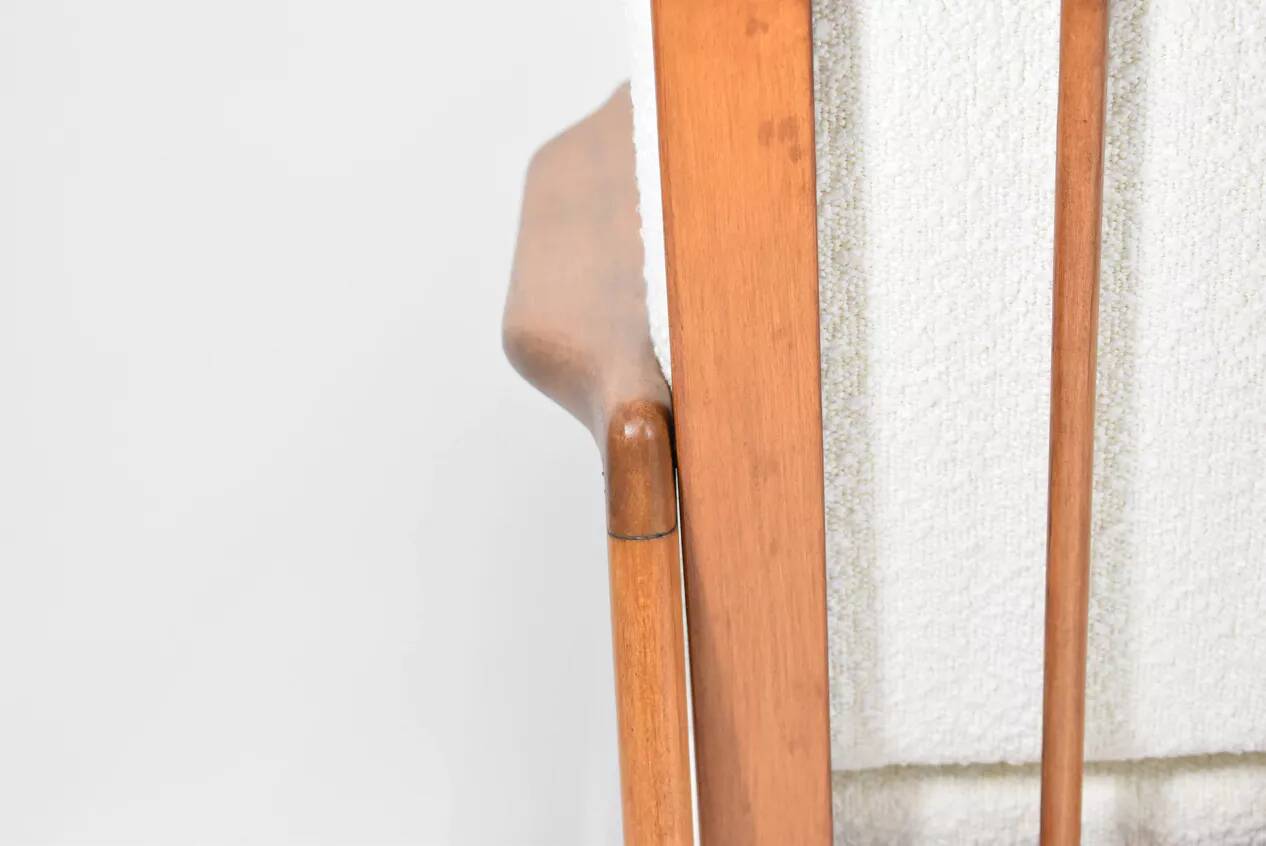 Canapé des années 60, en teck et bouclé blanc.