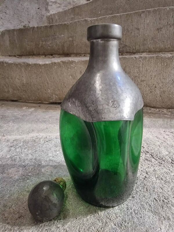 Carafe vintage française en verre vert et étain – bouteille artisanale des années 1930 avec bouchon