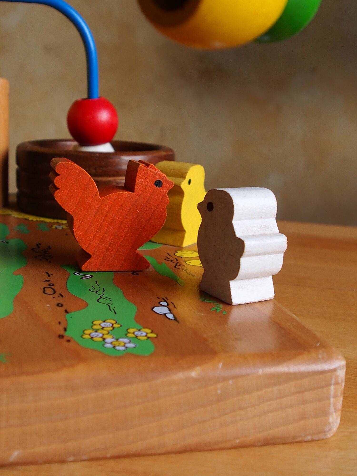 Game of awakening louping the hen and its 3 wooden chicks