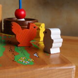 Game of awakening louping the hen and its 3 wooden chicks