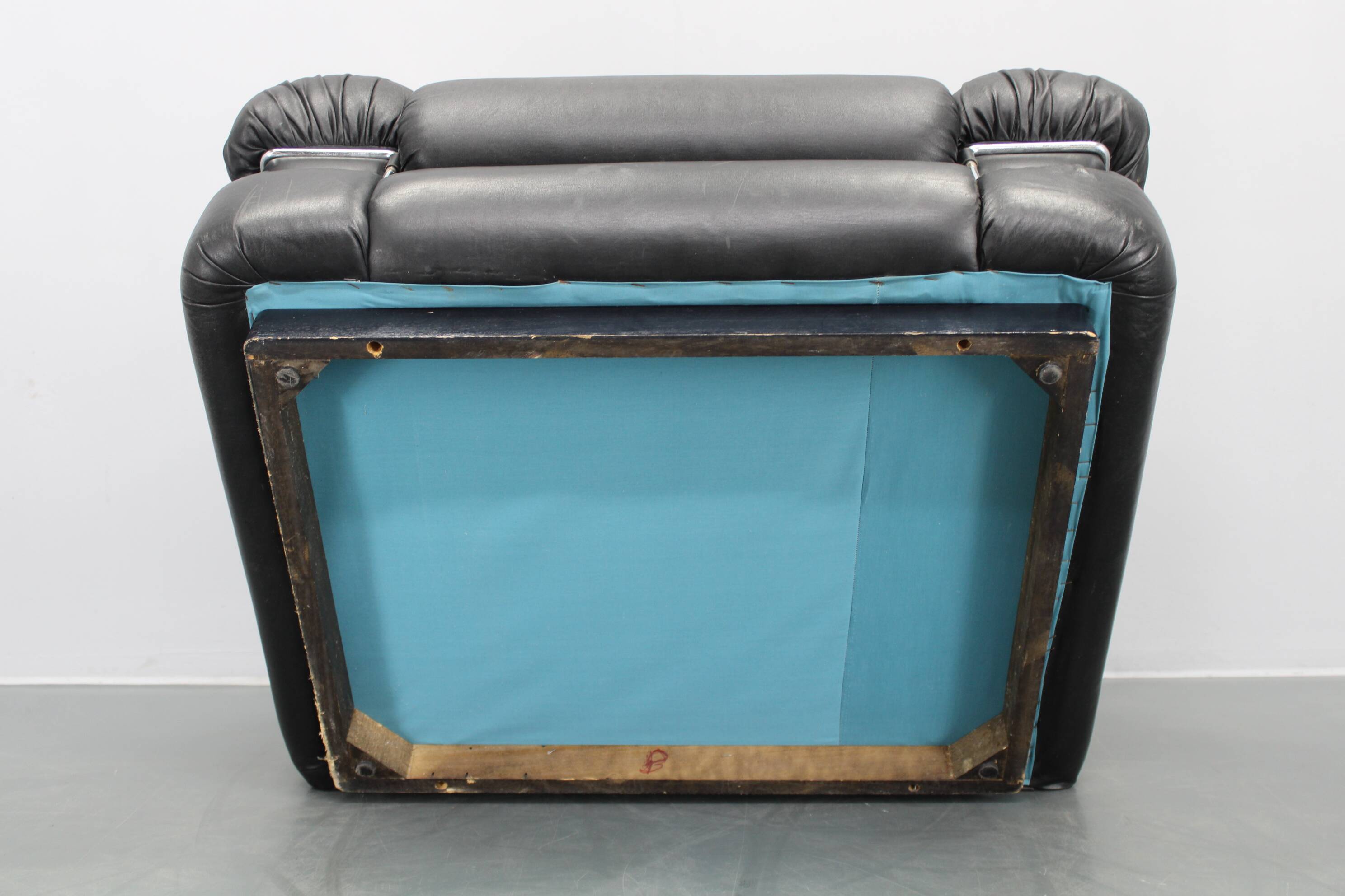 Fauteuil Pompon italien des années 1970 en similicuir noir, signé Ceriotti