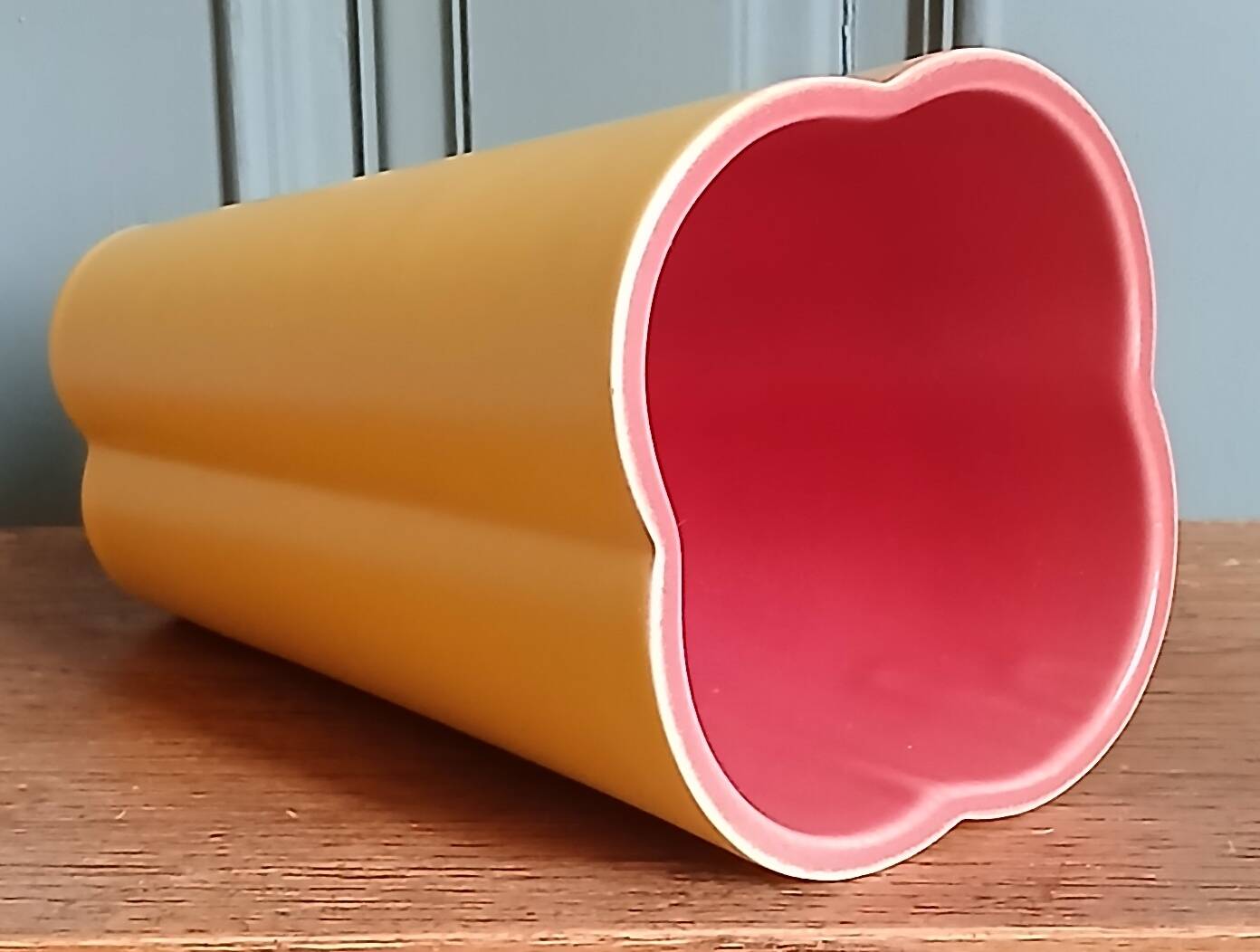 Bicolour vase in the spirit of India Mahdavi, circa 1990.