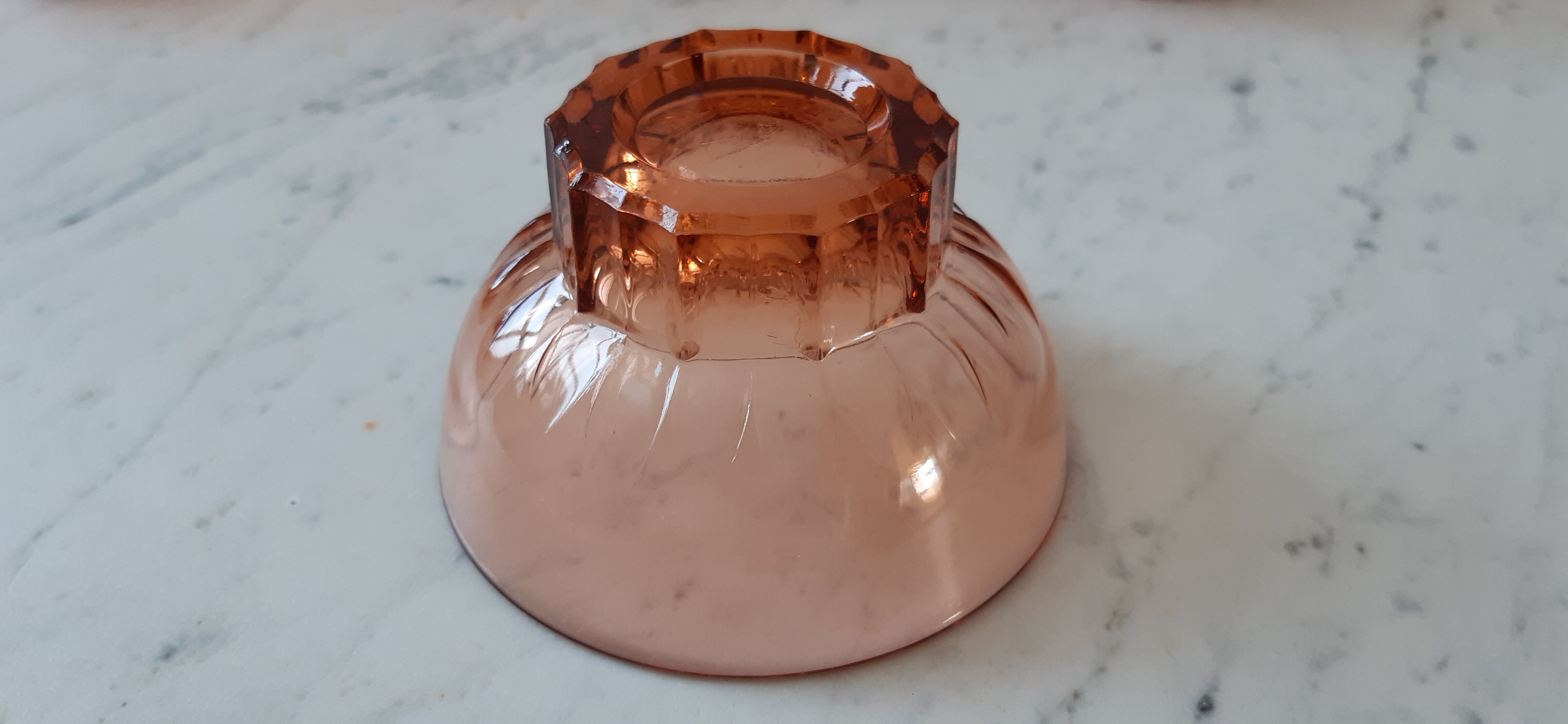 Set of 9 glasses of pink art deco glass champagne