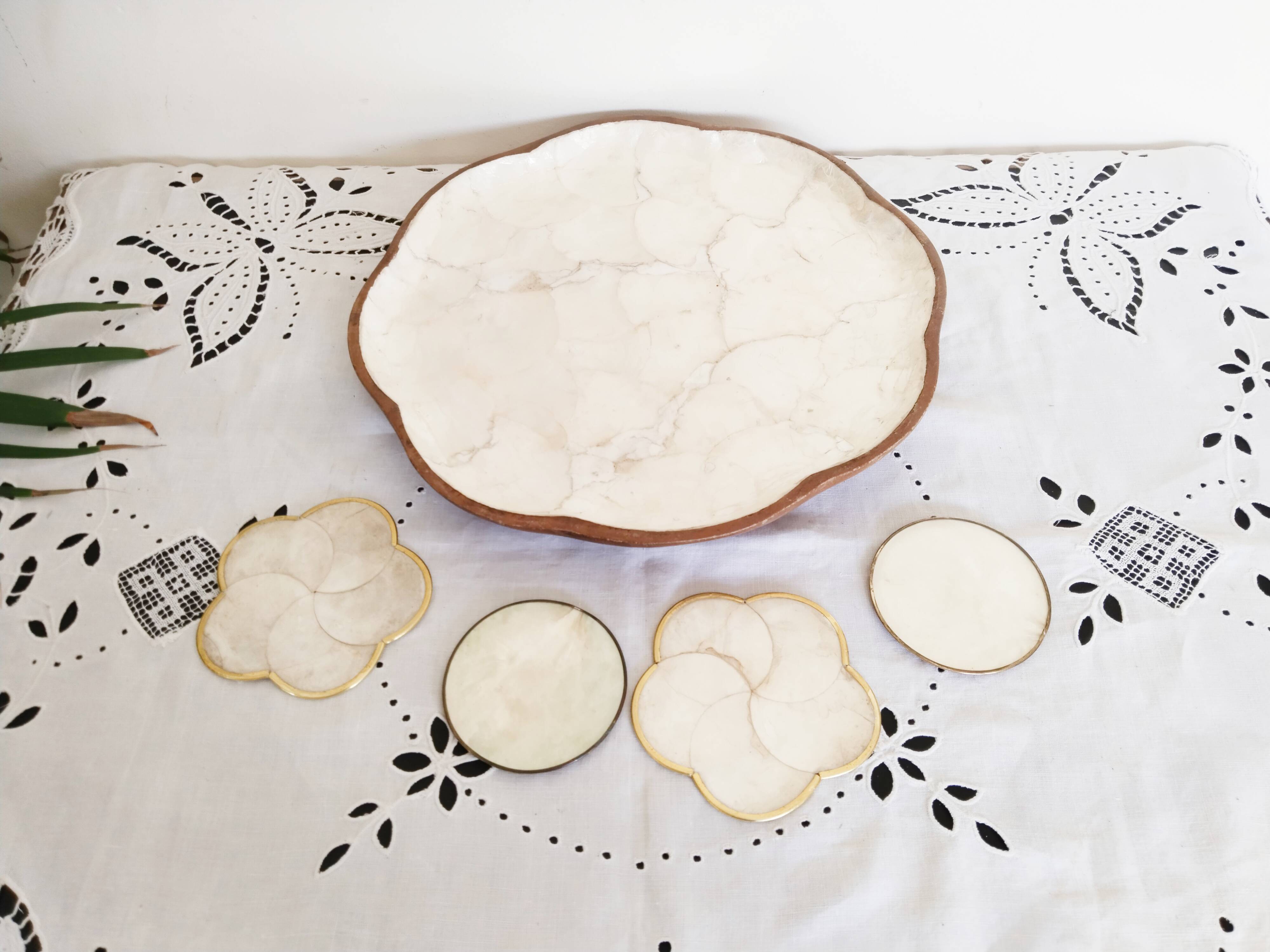 Serving tray in mother-of-pearl and olive wood, Capiz shell
