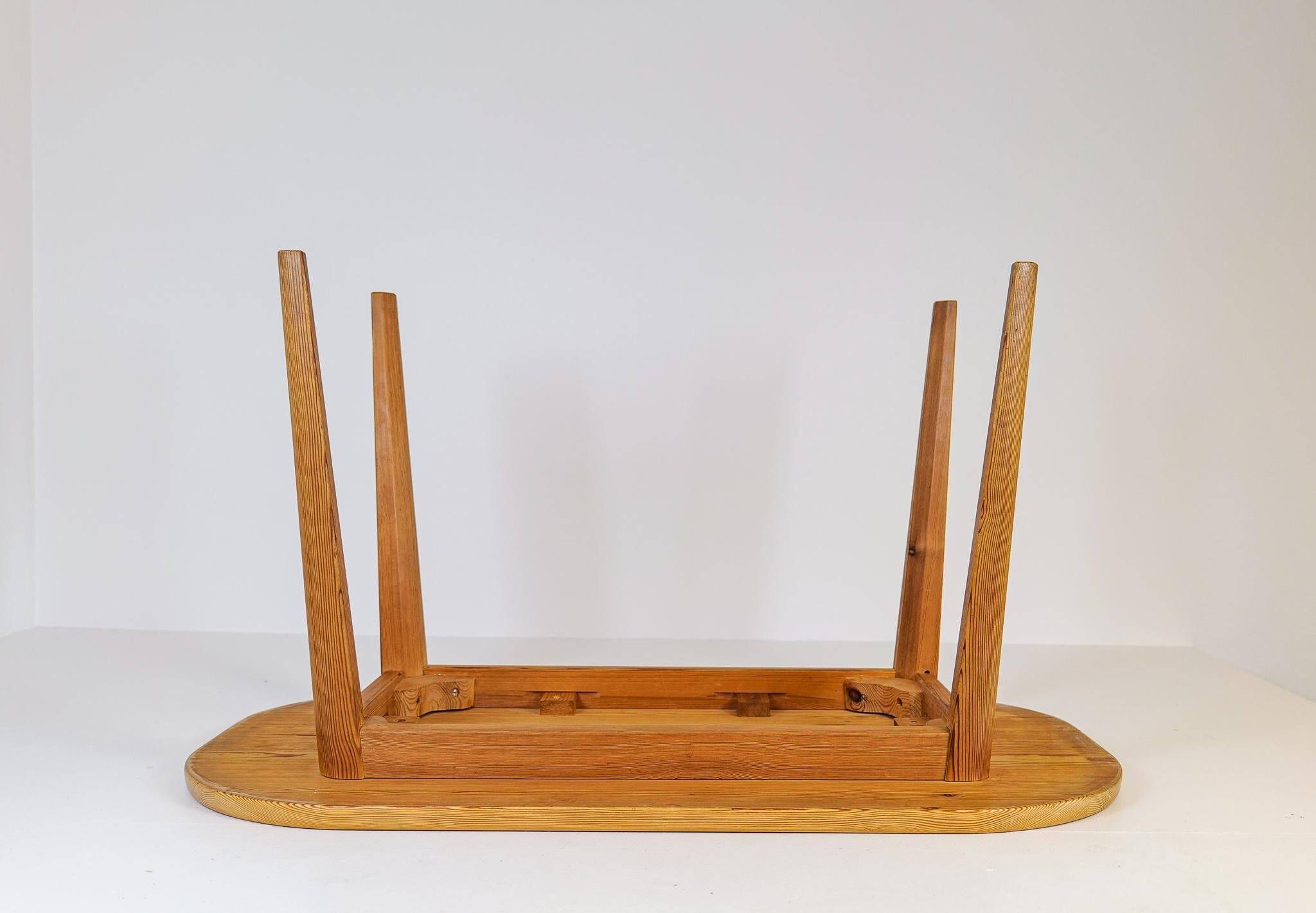 Table basse en pin du milieu du siècle par Carl Malmsten, Suède, années 1940