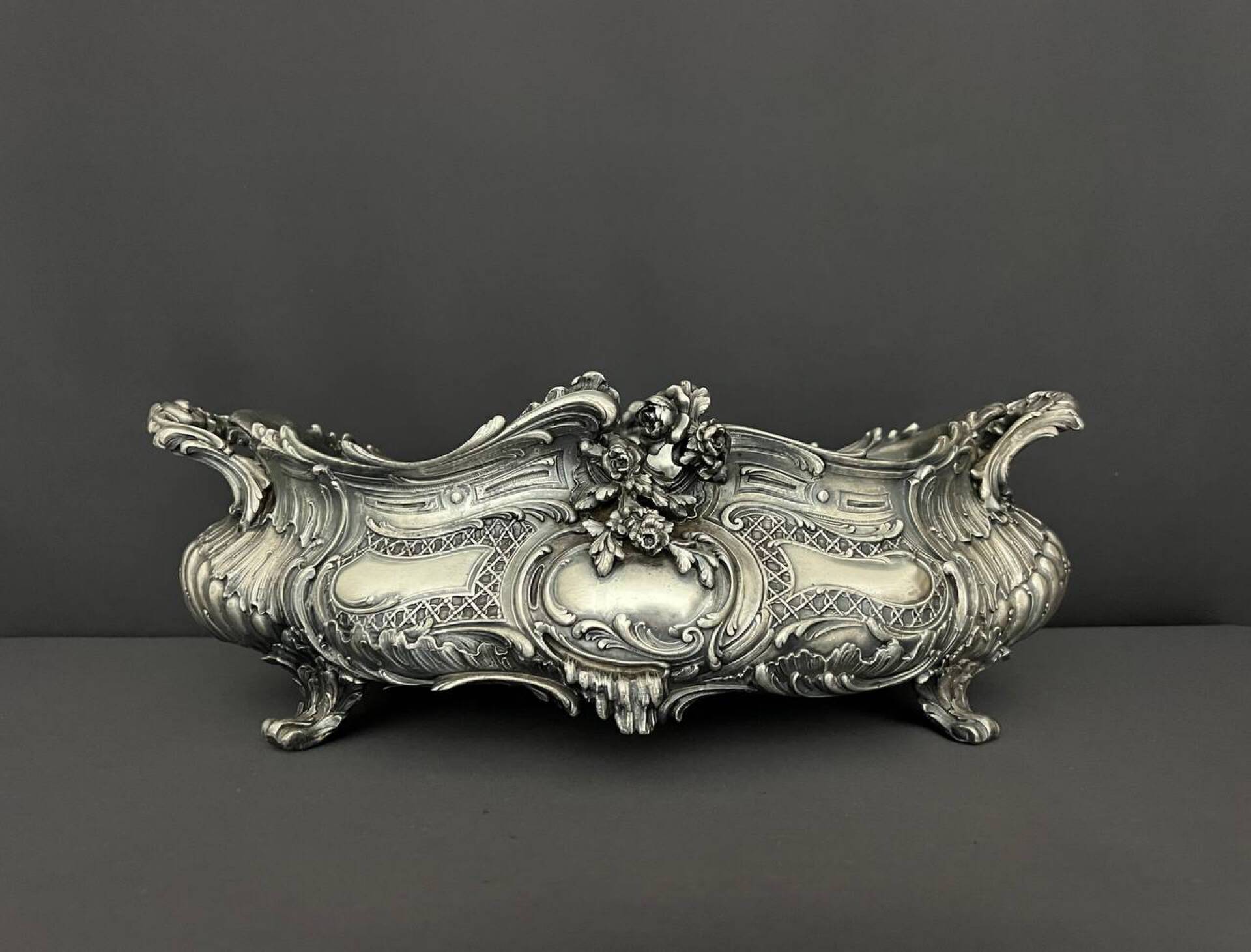 Large table planter in silvered bronze, Louis XV style.