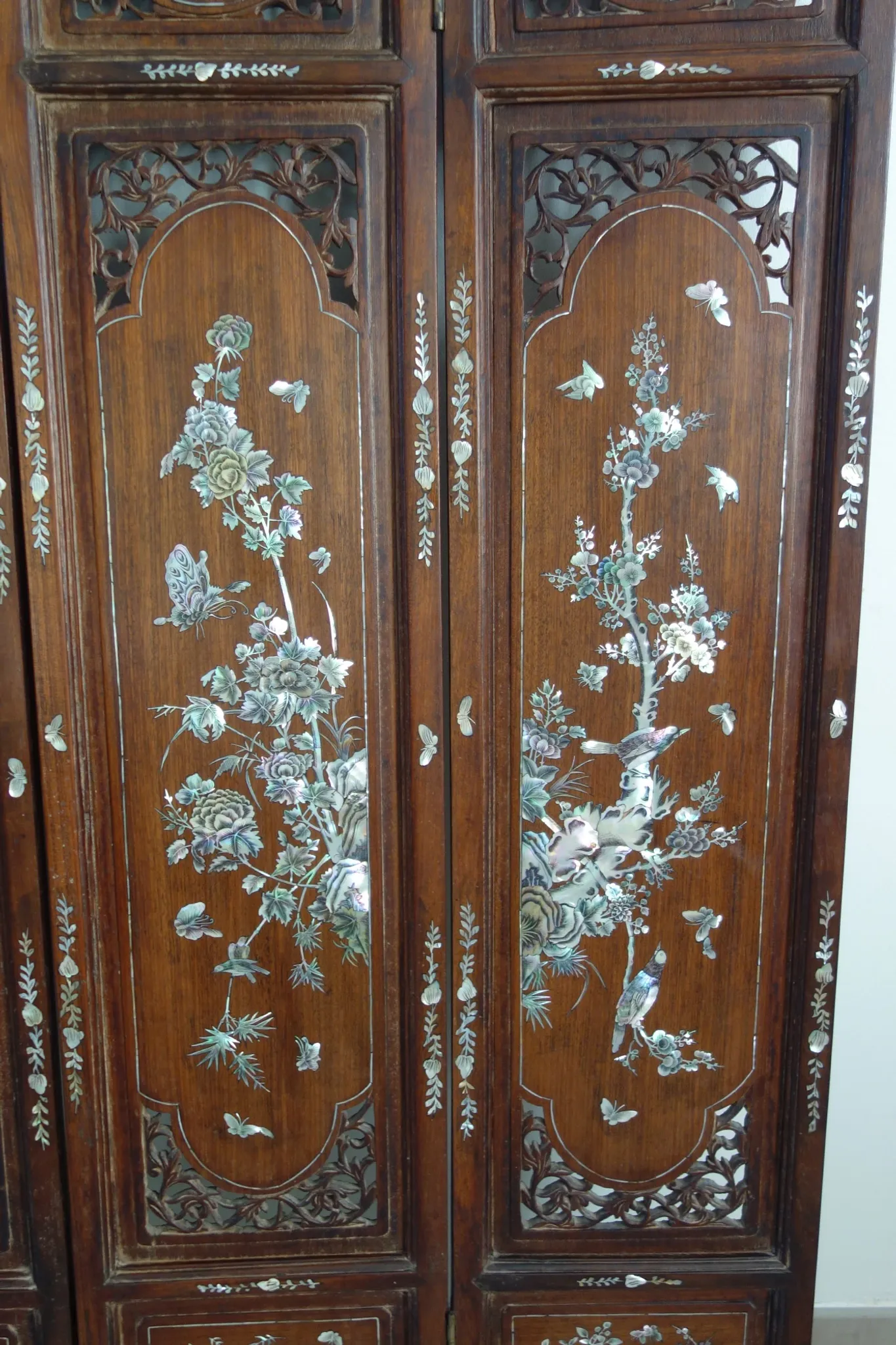 Asian screen in carved wood and mother-of-pearl marquetry.