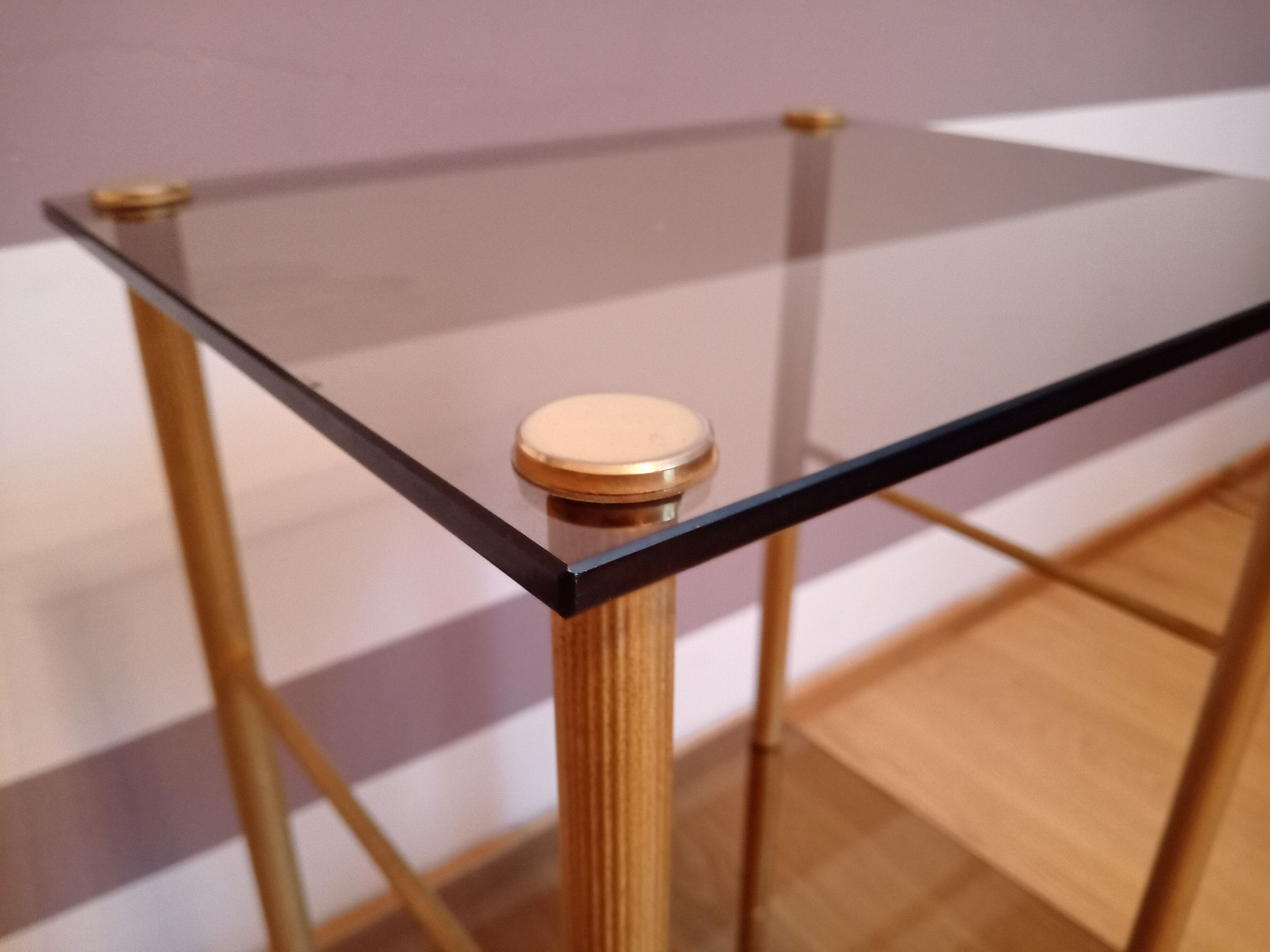 Sofa tip vintage in golden streaked brass and smoked glass