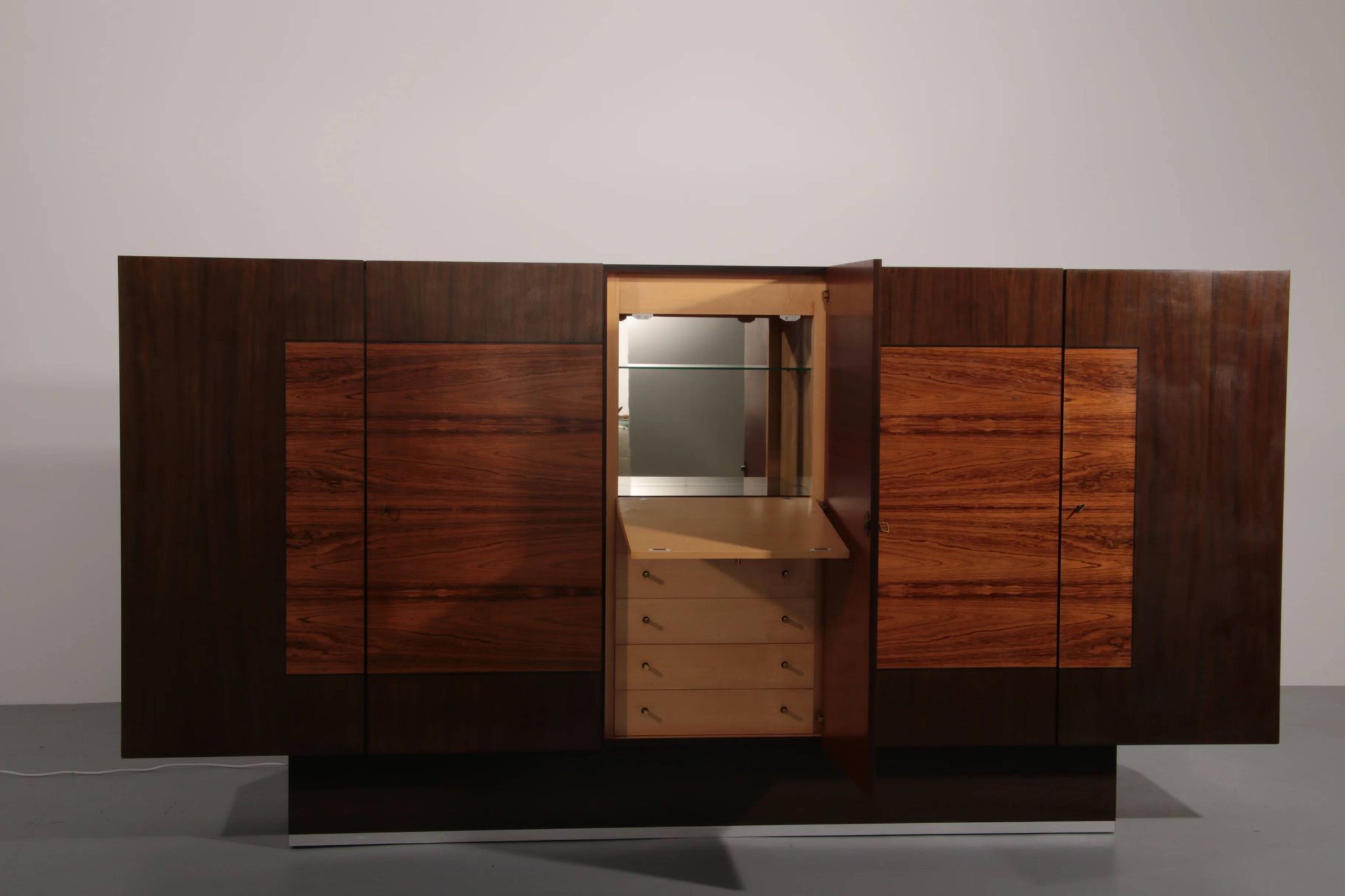 Magnifique grande unité murale avec beaucoup d'espace de rangement et un cabinet de bar, 1970.