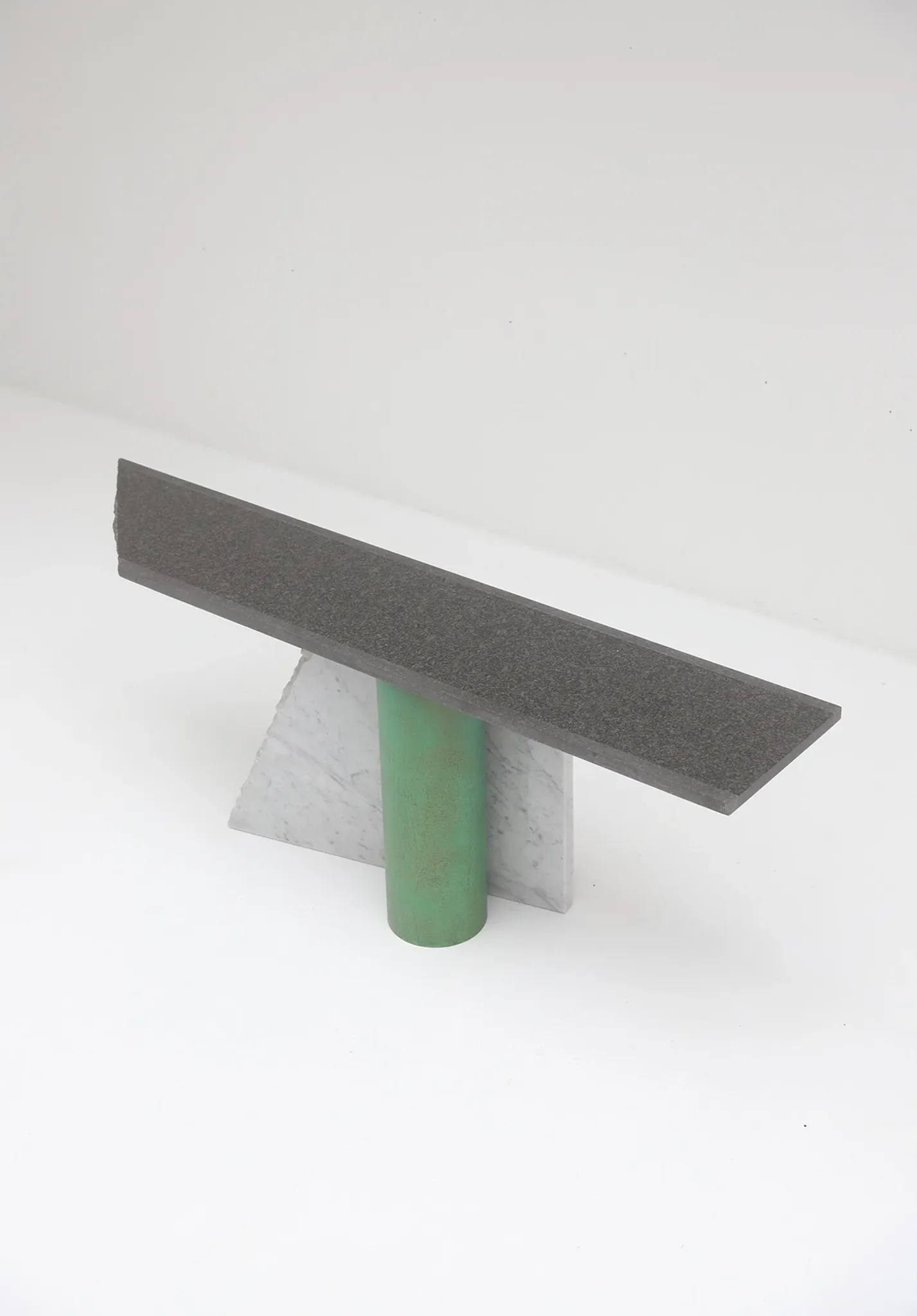 Lella et Massimo Vignelli — Console en ardoise et marbre “Ambiguità” 1983