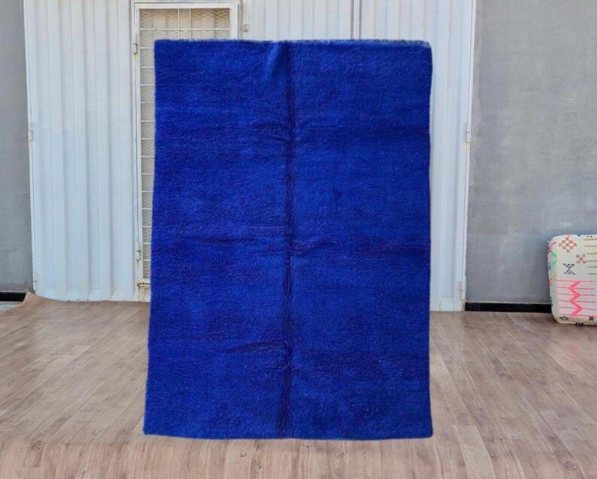 Tapis en laine pure bleu majorelle taille 150 x 250 cm