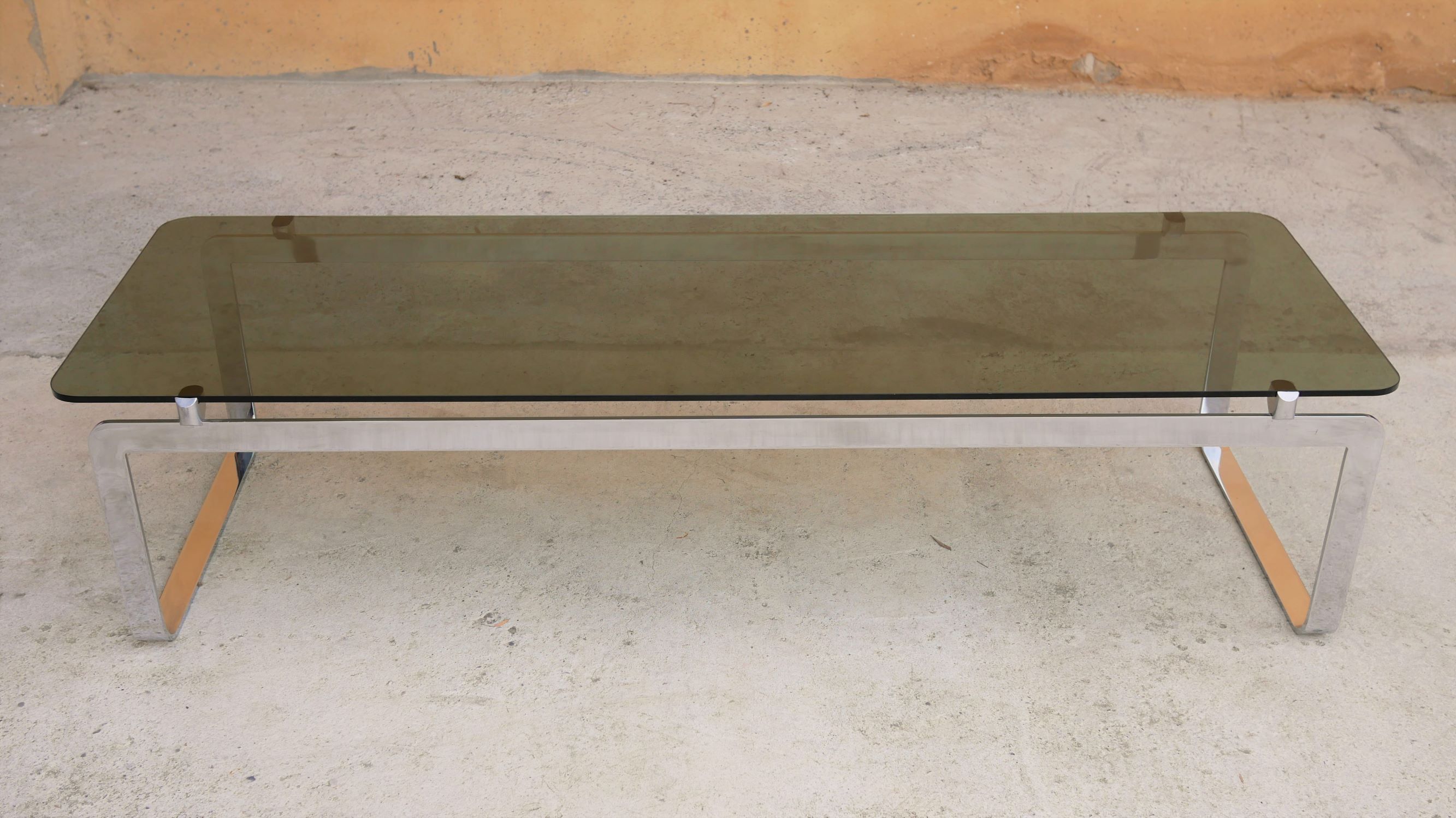 Table basse vintage en métal chromé et en verre fumé