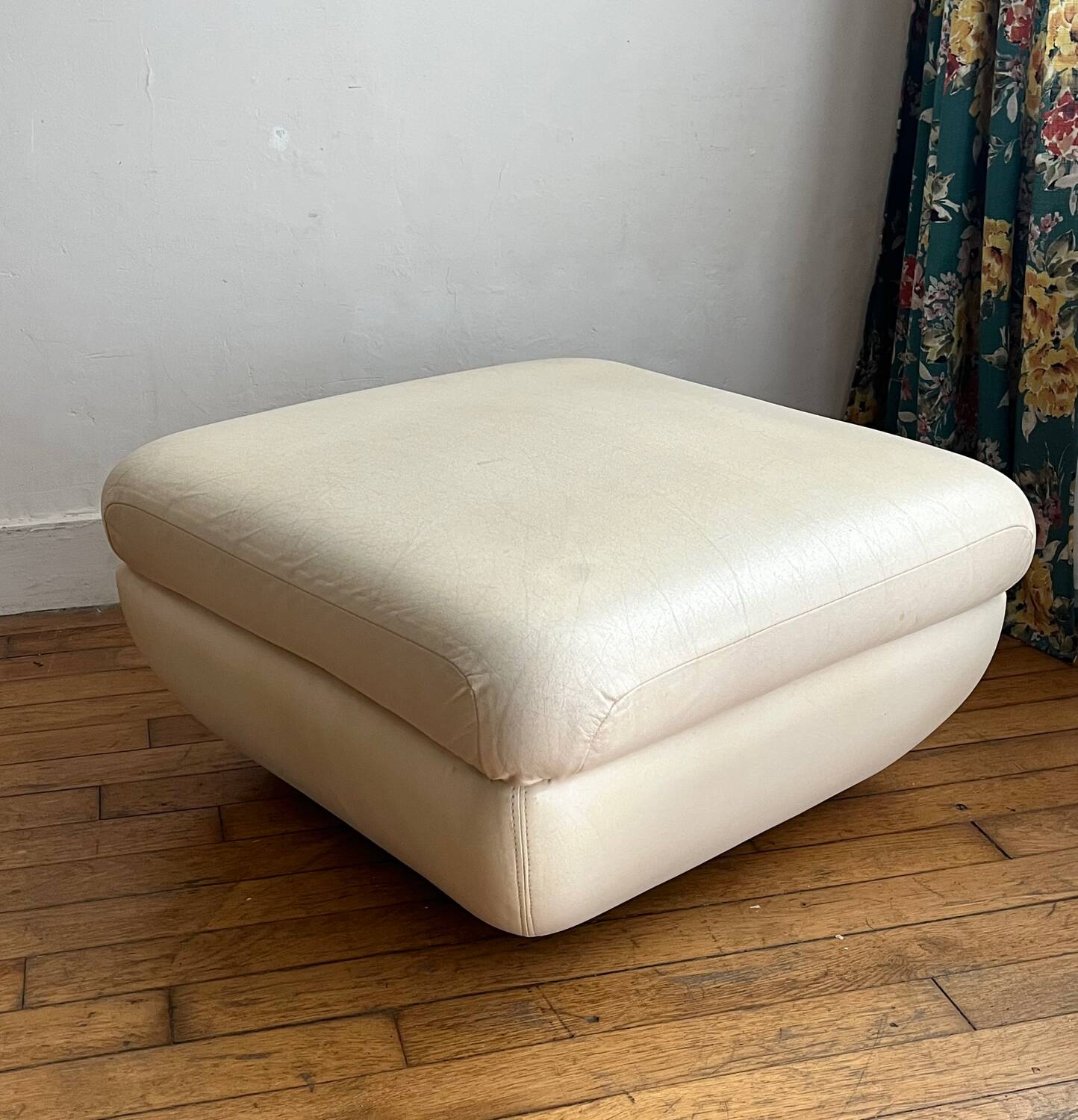 Leather pouf from the 70s/80s