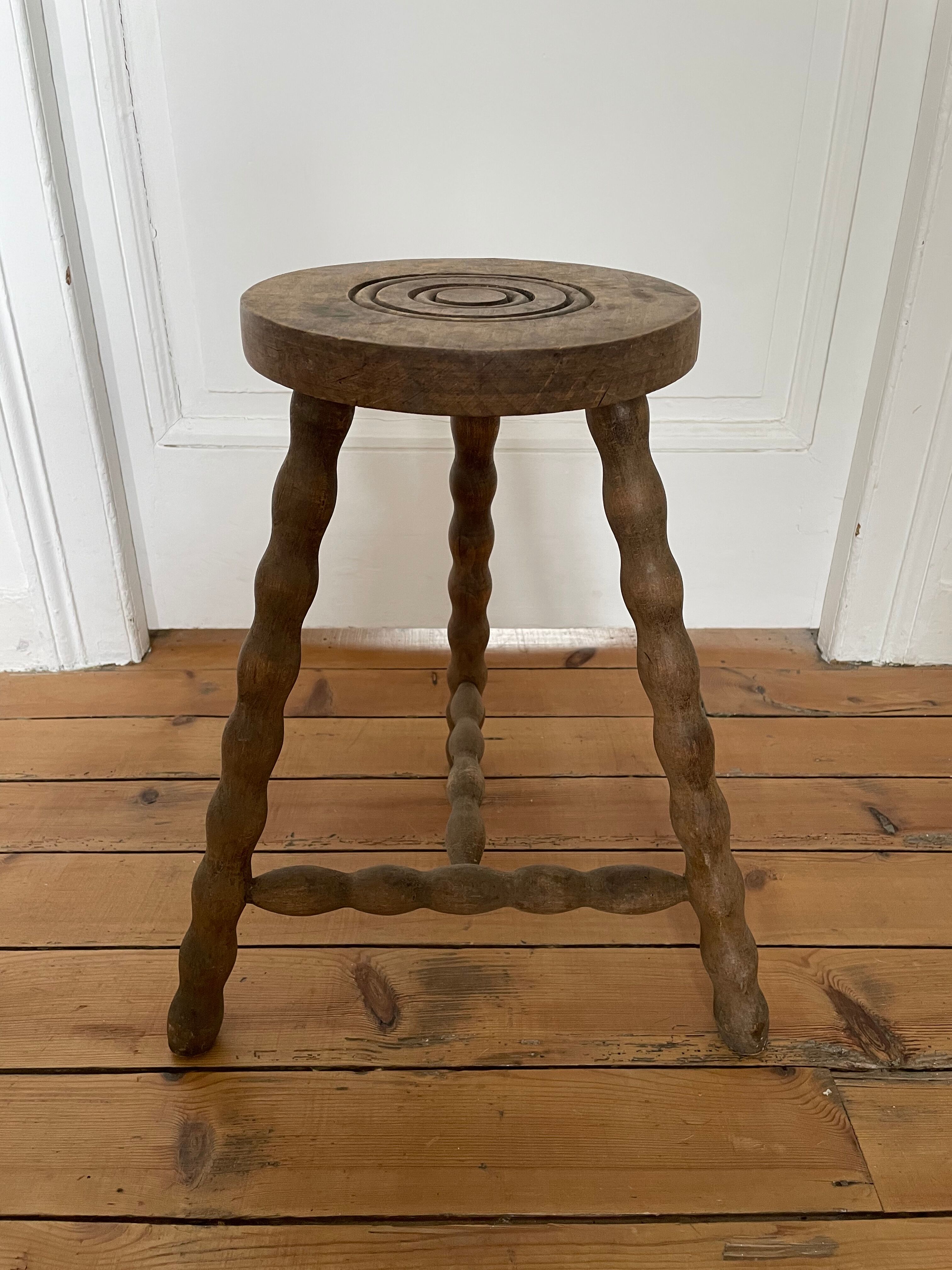 Tripod stool in solid wood, feet turned
