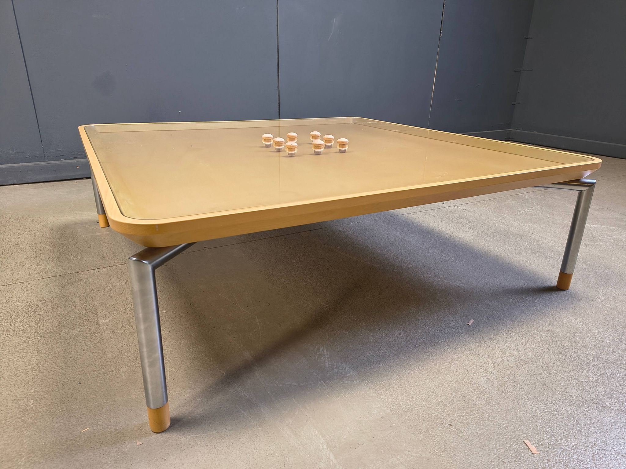 Table basse post-moderne en liège et en verre, années 1980