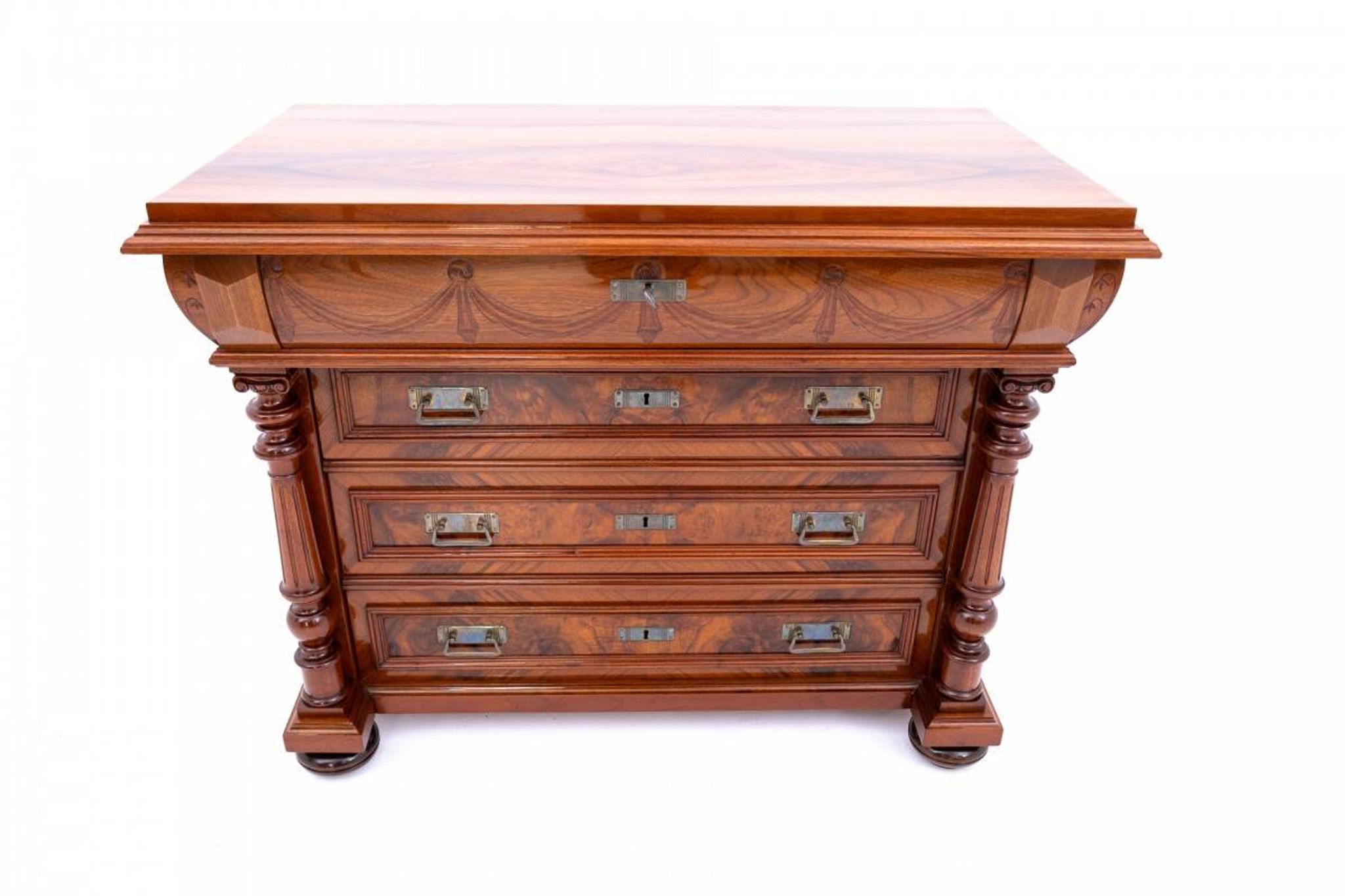 Commode en noyer ancien, Europe du Nord, vers 1900.