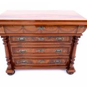 Commode en noyer ancien, Europe du Nord, vers 1900.