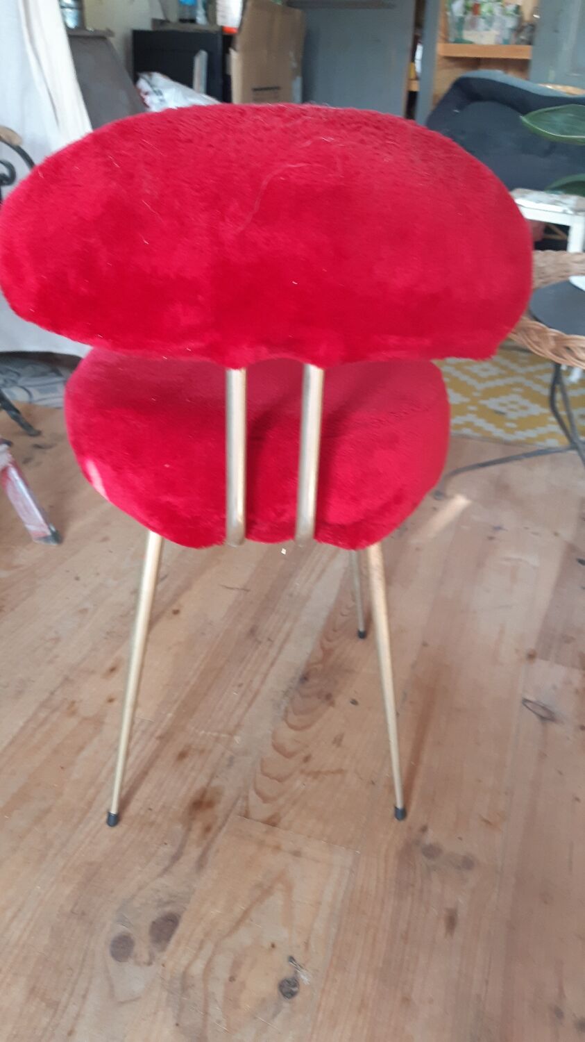 Red moumoute chair