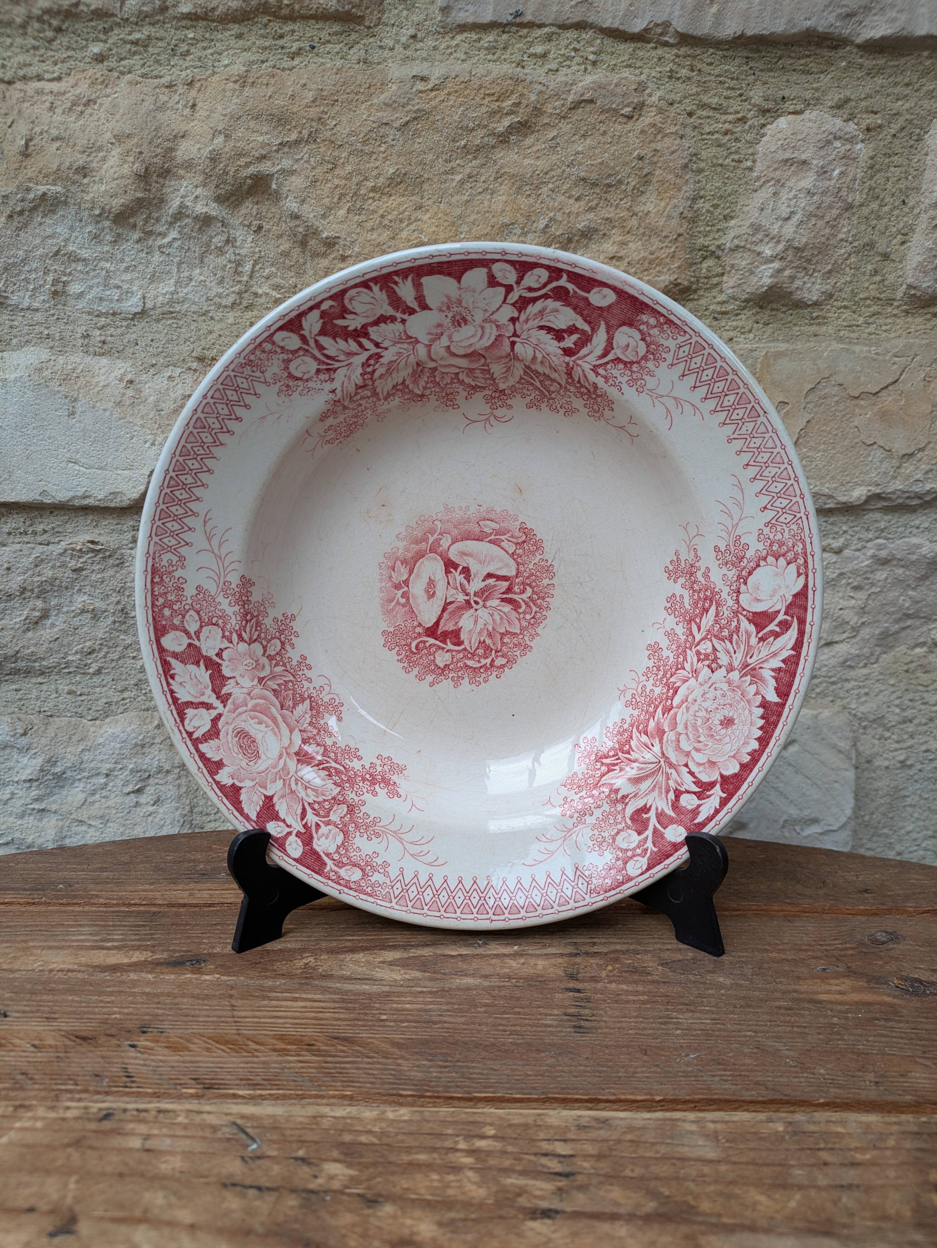 Hollow plate U et Cie Sarreguemines model Jardinière with pink flower decoration.