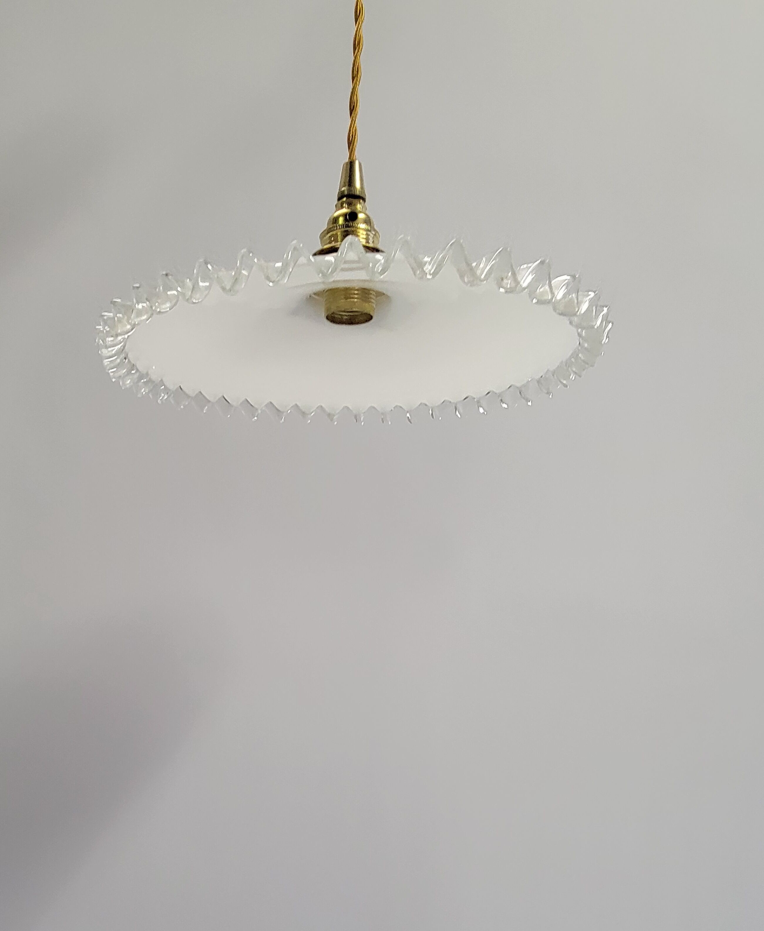 Serrated opaline suspension