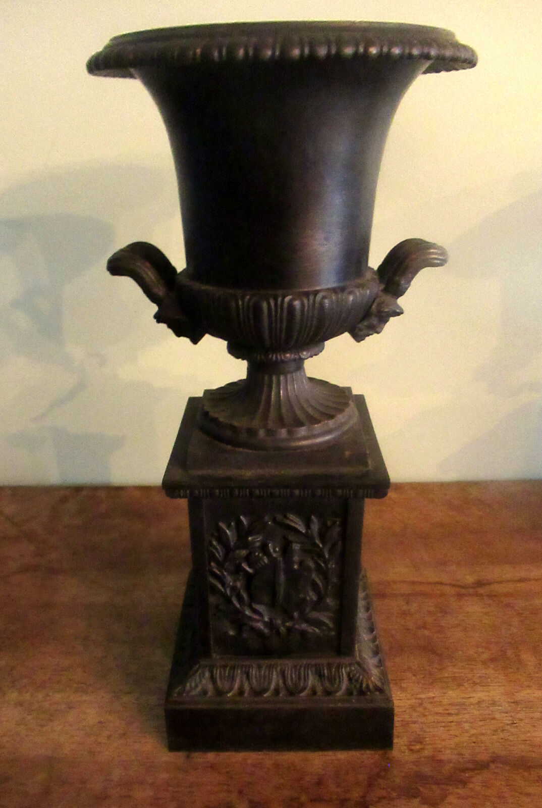 Pair of Medici vases, cast iron, on base