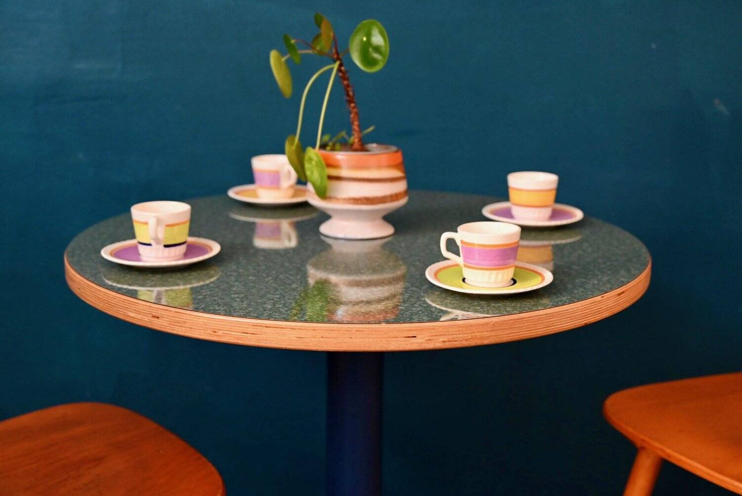 Round bistro table with tulip base in Art Deco style from the 1990s.