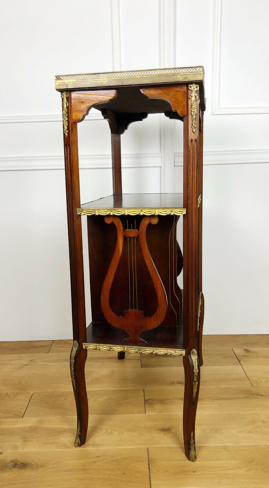 Furniture to old music of style Louis XVI