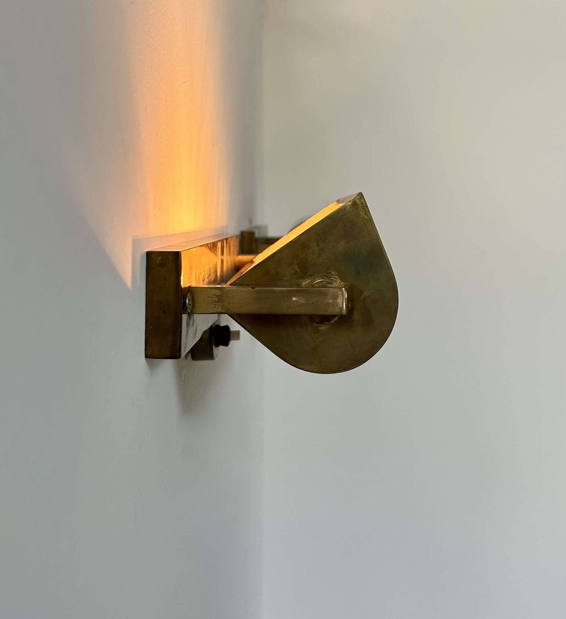 Pair of vintage modernist wall lights, adjustable in brass, France 1940