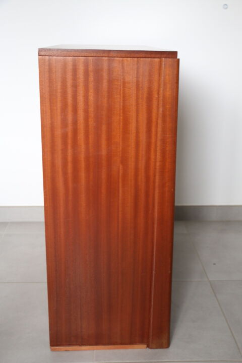 Low-curtained double-curtained cabinet