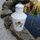 Pichet à eau émaillé blanc en métal — années 1950, motif floral et couvercle
