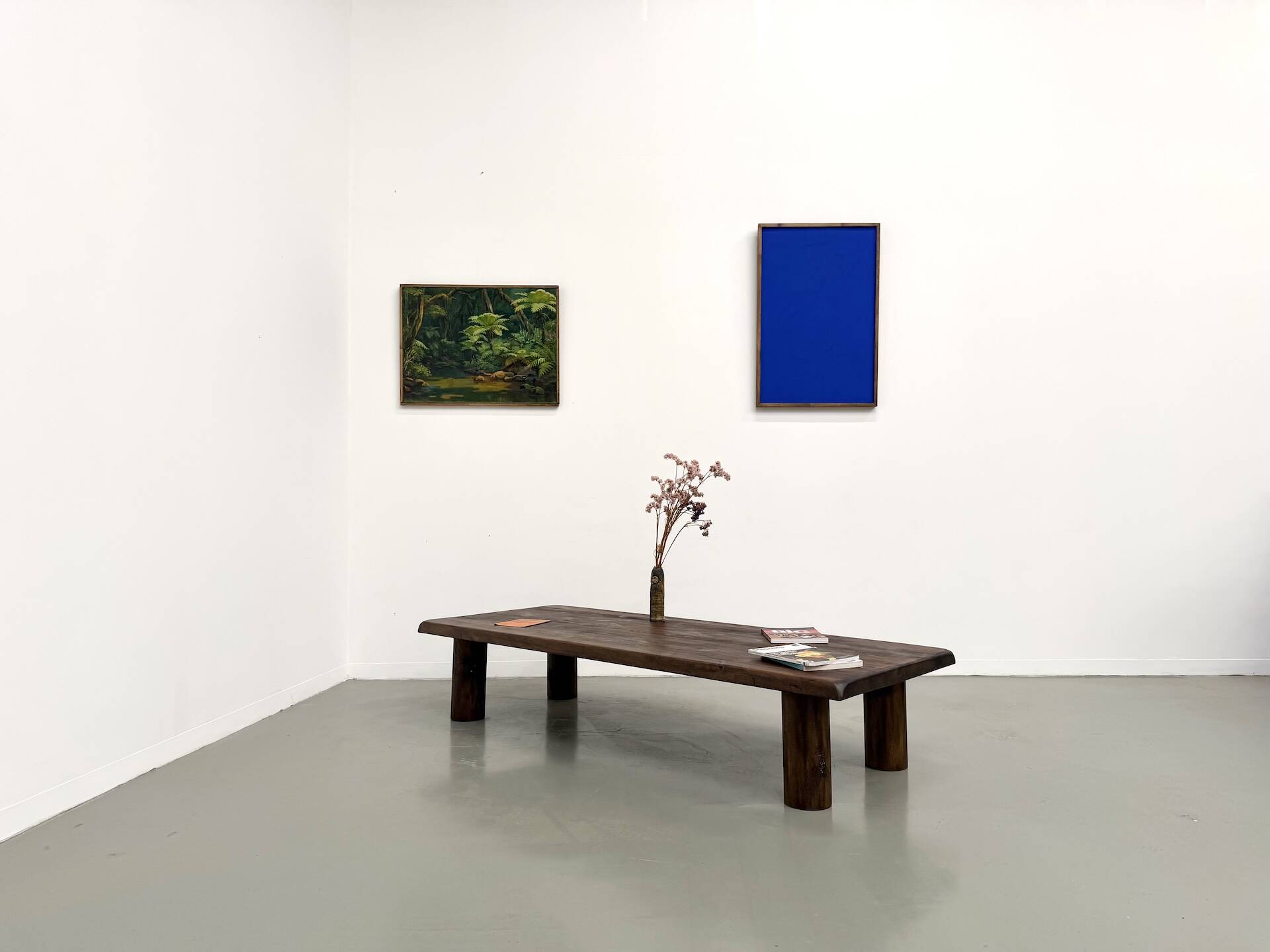 Modernist coffee table in solid elm, cylindrical pine base, 1970s.