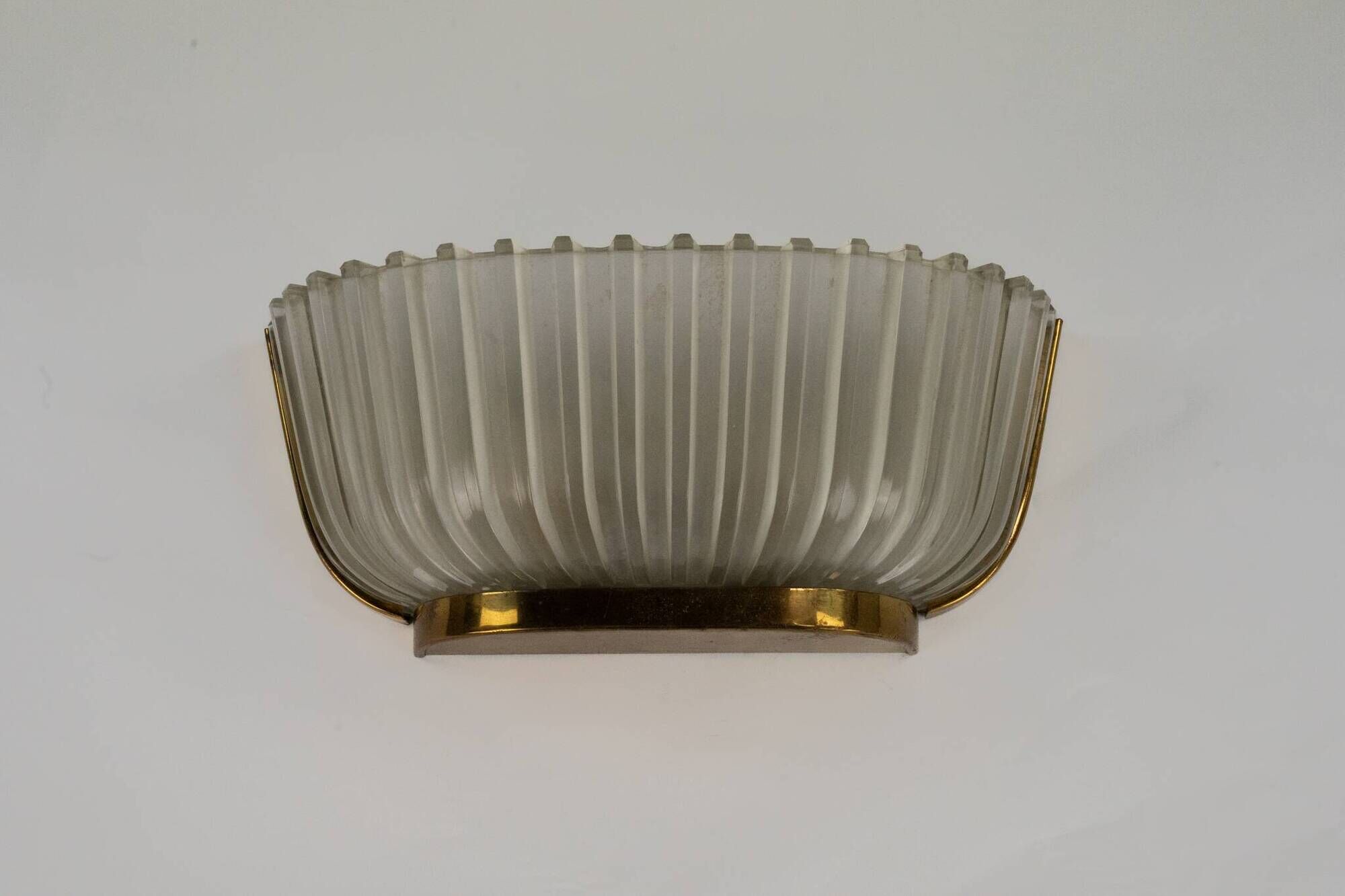 Single Art deco Seguso sconce in brass and glass. Italy 1940s