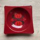 Cendrier vintage en tole emaillee tons rouge decor floral annees 60