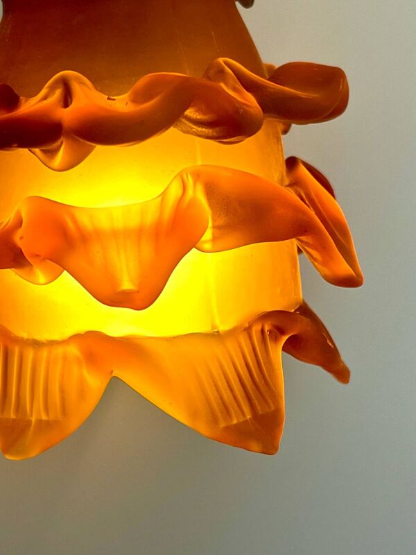 Baladeuse rose de verre en patère