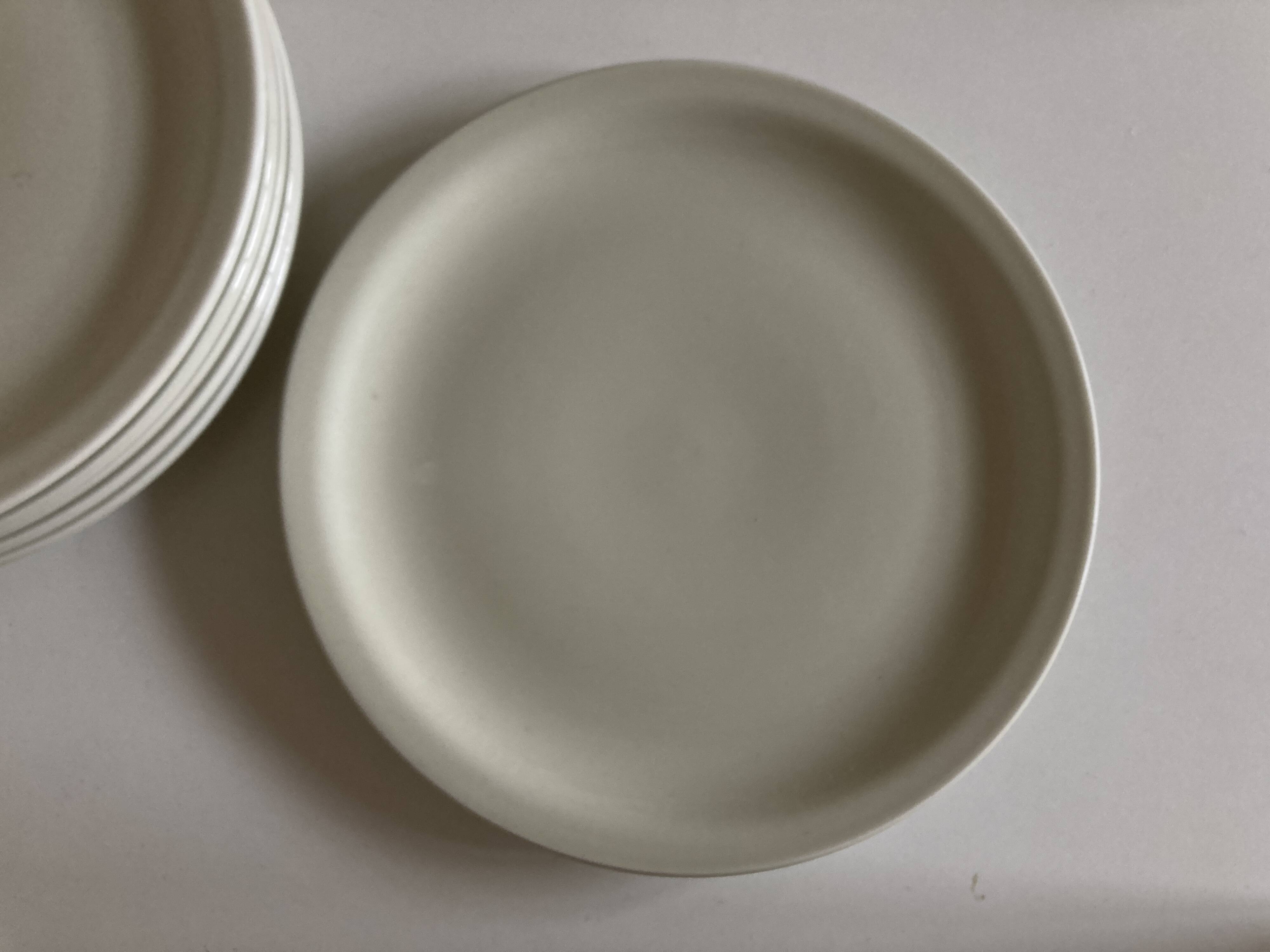 Set of 7 Scandinavian modernist flat plates in ivory earthenware