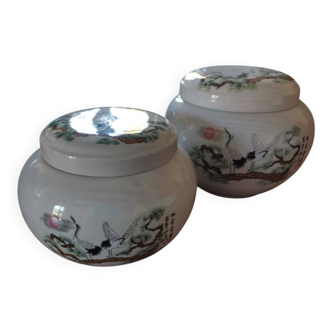 2 oriental pots